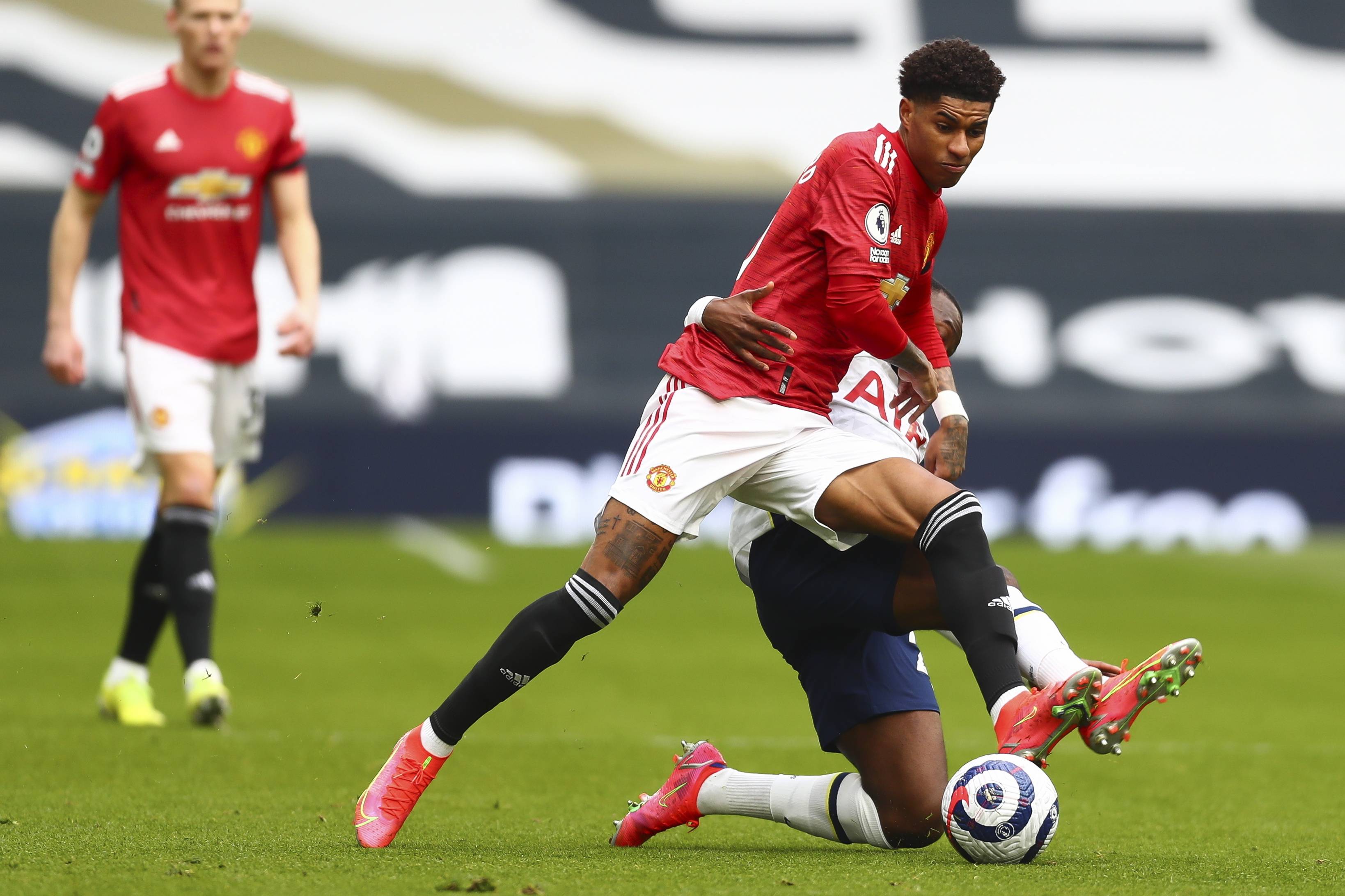 这对年轻中 这对年轻中